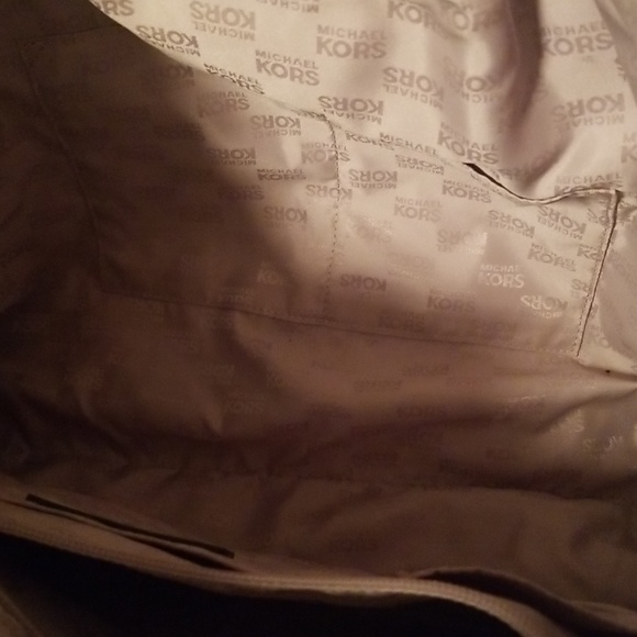 Women's Michael Kors Hobo Handbag; Cream and Silver; Size  18x14 with 8" Handles - Picture 9 of 12